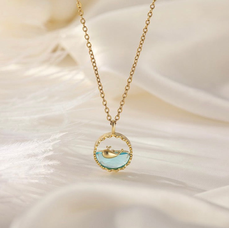 Collar Ballenita 🐳 | Baño en Oro 🥇 + Caja Premium Gratis 🎁